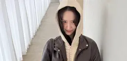 Combo jaket kulit dan boots melengkapi fashion Yoona. (instagram.com/yoona__lim)