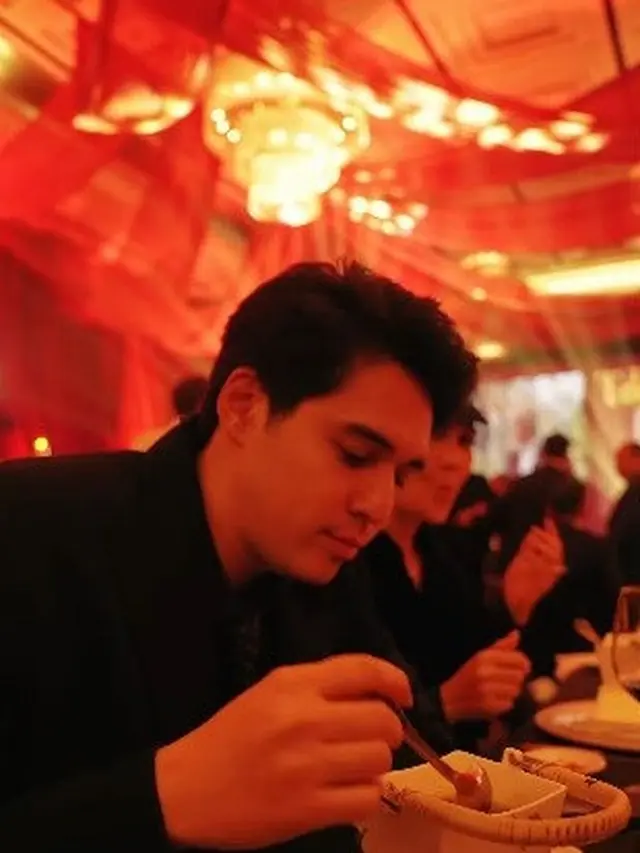 9 Potret Gaya Couple Serba Hitam Luna Maya dan Maxime Bouttier di Tatler Ball 2025, Stylish dan Elegan