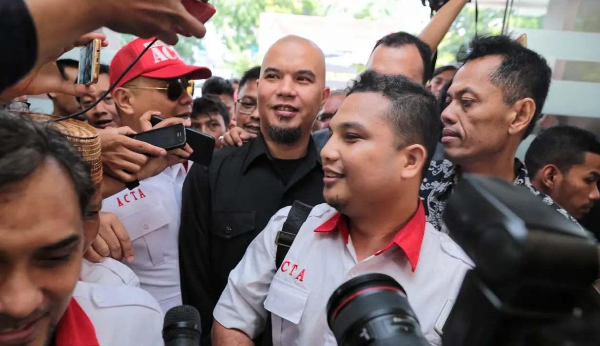 "Anyway, kita semua tahu ini kasus politik. Kalau ini memang murni politik, ayo kita selesaikan!!!" ujar Ahmad Dhani dalam tulisannya yang dimuat di akun media sosial miliknya dan tersebar melalui pesan singkat, Rabu (29/11). (Adrian Putra/Bintang.com)