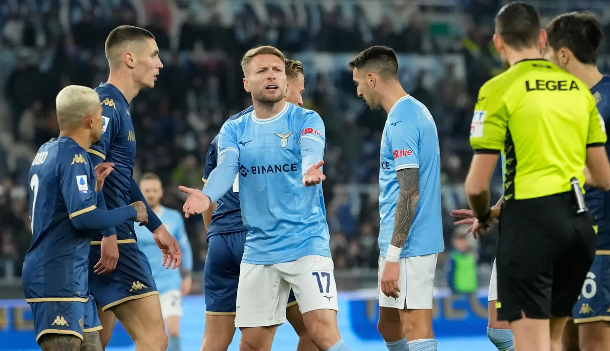 Pemain Lazio Ciro Immobile berdebat dengan wasit saat melawan Fiorentina pada pertandingan sepak bola Liga Italia di Olympic Stadium, Roma, Italia, 29 Januari 2023. Lazio ditahan imbang 1-1 oleh Fiorentina. (AP Photo/Alessandra Tarantino)