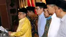 Ketua PBNU, Said Aqil Siraj (kiri) membacakan refleksi akhir tahun 2016 di Jakarta, Jumat (30/12). Dalam refleksinya, PBNU menyoroti pudarnya semangat toleransi dan kebhinekaan. (Liputan6.com/Helmi Fithriansyah)