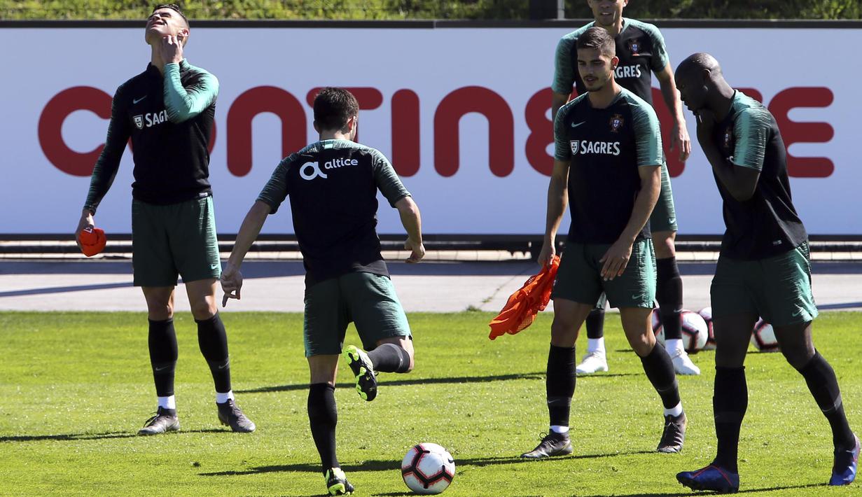 Pemain Portugal saat latihan jelang laga kualifikasi Piala Eropa di Lisbon, Selasa (19/3). Portugal akan berhadapan dengan Ukraina. (AP/Armando Franca)