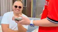Potret wajah asli food vlogger misterius Codeblu yang berseteru dengan Farida Nurhan. (Sumber: TikTok/@drrichardlee)