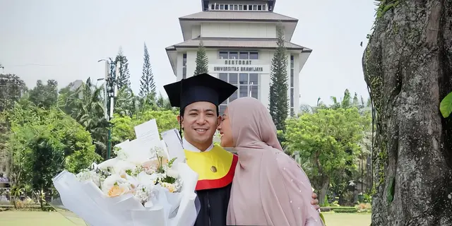 Suami Poppy Bunga Lulus S3, Raih Gelar Doktor dari Universitas Brawijaya