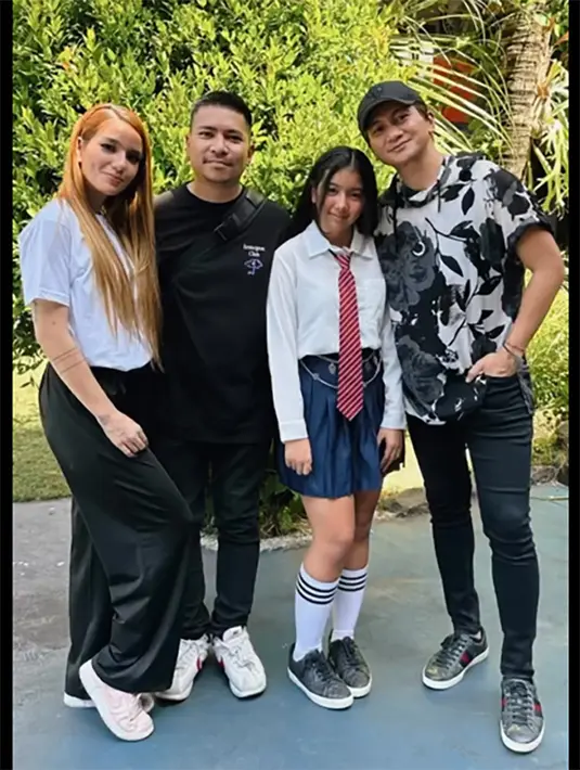 Dalam acara kelulusan sekolahnya, tampak Leticia didampingi orang-orang tercinta. Selain sang mama, hadir juga ayah sambung dan juga ayah kandungnya. Momen foto bersama Sheila bersama suami, Dimas Akira, Leticia dan Anji. [Instagram/duniamanji]