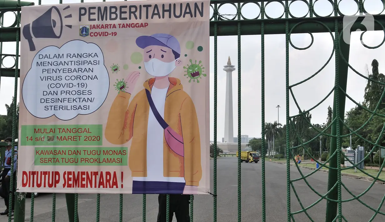 Spanduk pemberitahuan penutupan sementara kawasan Monas, Jakarta, Minggu (15/3/2020). Gubernur Anies Baswedan menutup tempat wisata di DKI Jakarta seperti Monas, Ragunan, dan museum yang dikelola Pemprov DKI selama dua pekan ke depan guna mencegah penyebaran Covid-19. (merdeka.com/Iqbal S. Nugroho)