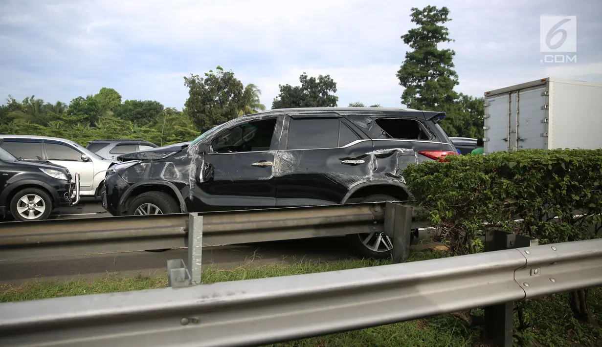 Sebuah mobil Toyota Fortuner hitam terlibat kecelakaan dengan truk boks Colt Diesel di tol Jagorawi, Kamis (28/12). Kecelakaan tersebut terjadi tepatnya di KM 23 arah Jakarta. (Liputan6.com/Angga Yuniar)