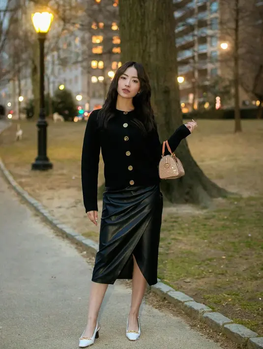 Keliling New York, Natasha Wilona tampil feminin dengan outfit serba hitam. [@natashawilona12]