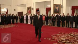 Hasyim Asy’ari bersiap mengikuti pelantikan sebagai Anggota KPU, di Istana Negara, Jakarta, Senin (29/8). Pelantikan dihadiri beberapa menteri Kabinet Kerja, pimpinan lembaga tinggi negara, dan juga hadir pimpinan DPR/MPR. (Liputan6.com/Faizal Fanani)