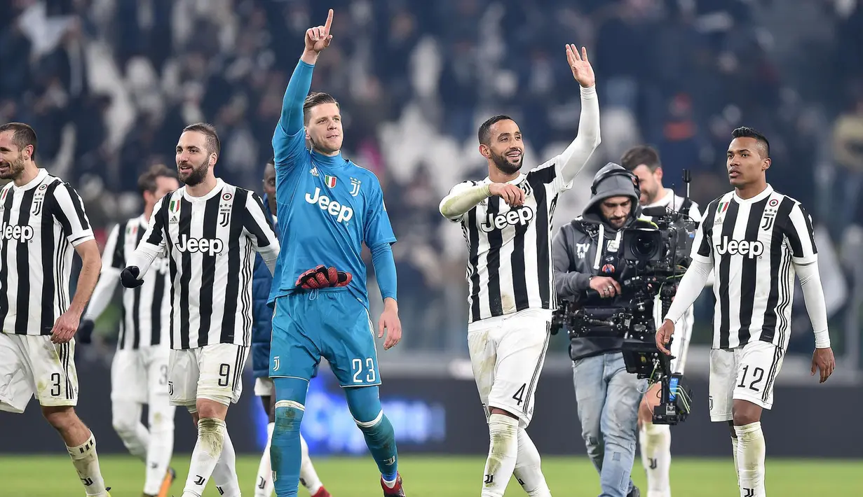 Pemain Juventus merayakan kemenangan mereka usai melawan Roma dalam pertandingan Liga Italia di Turin, Italia (23/12). Juventus berhasil mencetak gol lewat bek mereka Mehdi Benatia pada menit ke-18. (Alessandro Di Marco / ANSA via AP)