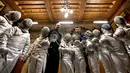 Para atlet muda sekolah anggar Musumeci Greco berpose setelah berlatih, (13/4/2016). (AFP/Alberto Pizzoli)