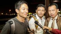 Rio Haryanto, menyempatkan diri untuk menjawab pertanyaan dari wartawan yang sudah menunggunya di bandara. (Bola.com/Vitalis Yogi Trisna)