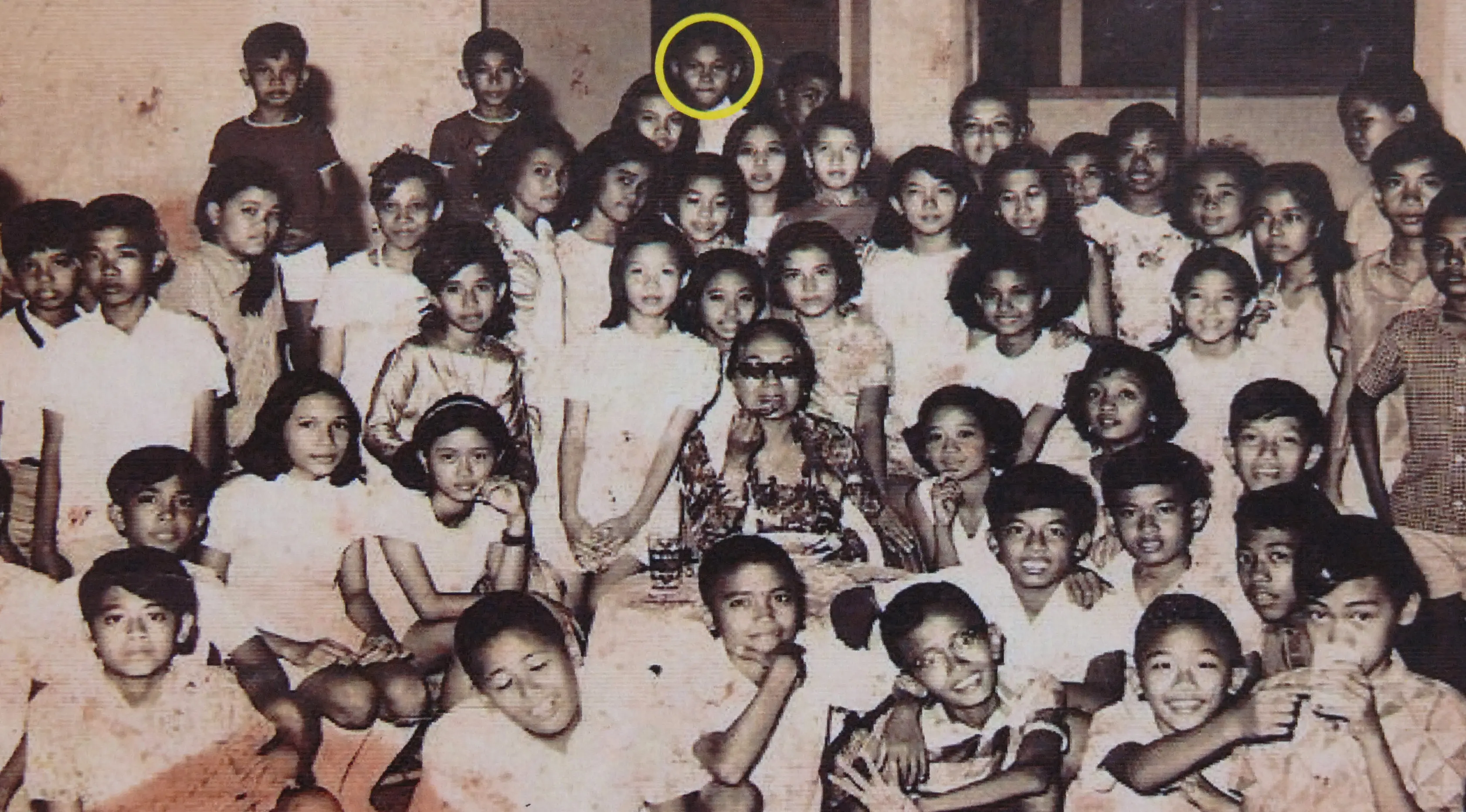 Foto yang tidak bertanggal yang diperoleh dari Bandung ini menunjukkan Barack Obama (Lingkaran Kuning) pada tahun 1970-an, berfoto dengan teman-teman sekolah dasarnya di SDN 1 Menteng Jakarta. (Restricted To Editorial Use AFP Photo/Ho)