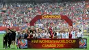Para pemain AS melakukan Selebrasi usai memenangkan gelar juara Piala Dunia wanita 2015 di BC Place, Kanada, Senin (6/7/2015). Amerika berhasil mengalahkan Jepang dengan skor 5-2.  (Reuters/Anne Marie Sorvin)