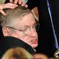 Foto pada tanggal 12 Agustus 2009, Stephen Hawking menerima Presidential Medal of Freedom dari Presiden AS Barack Obama di Washington DC. Stephen Hawking meninggal pada usia 76 tahun. (AFP Photo/Jewel Samad)