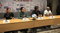 Pelatih dari tim peserta Piala AFF U-16 Putri 2018 dalam sesi konferensi pers di Palembang, Senin (30/4/2018). (Bola.com/Riskha Prasetya)