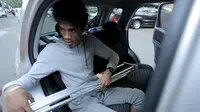 Alfin Tuasalamony membenahi tongkat penyangga dirinya. (Bola.com/Peksi Cahyo)