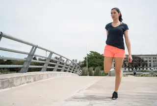 Jalan kaki merupakan olahraga sederhana yang mudah dilakukan kapan saja untuk menjaga kebugaran tubuh. (Foto: mego-studio/Freepik)