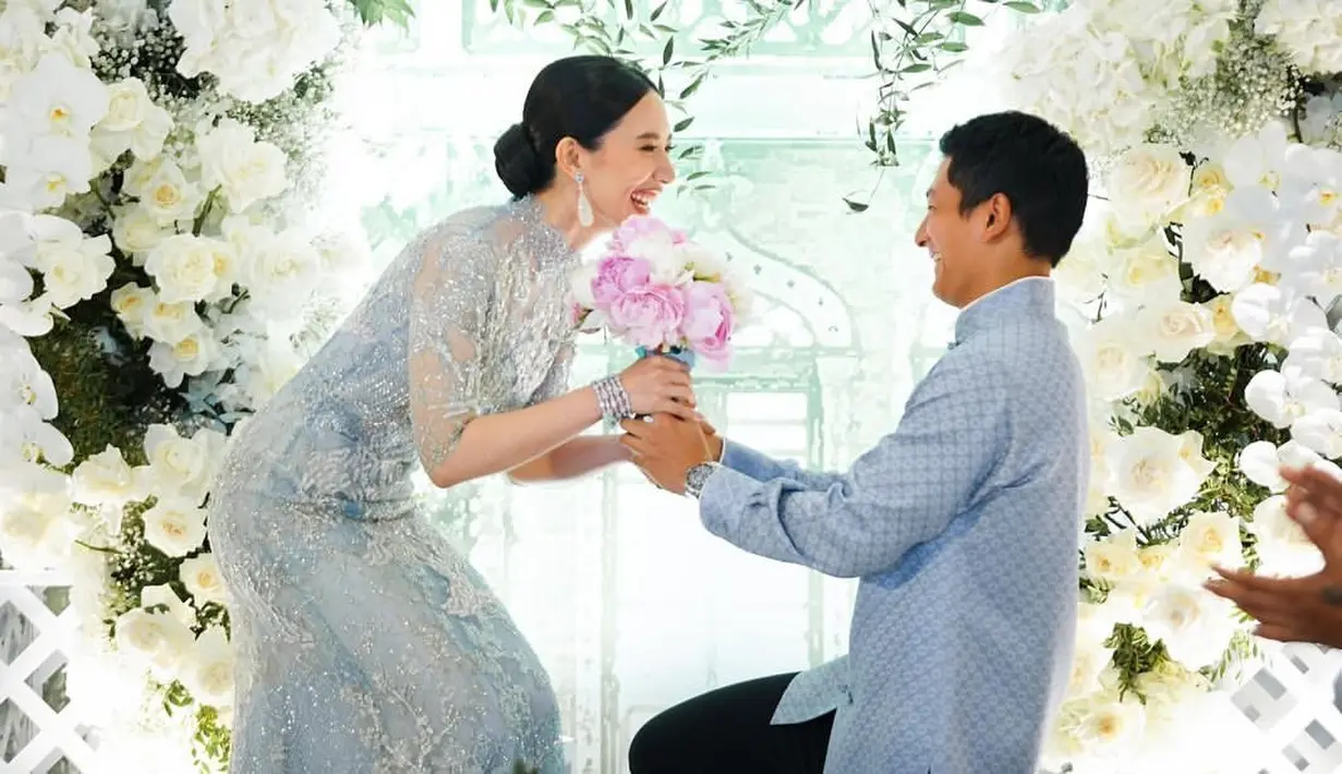 Rio Haryanto melangsungkan pertunangan dengan sang kekasih. Keduanya terlihat mengambil tema peranakan yang dijadikan dekorasi dan tema busana. [Foto: Instagram/ Rio Haryanto]