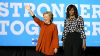 Hillary Clinton dan Michelle Obama (REUTERS)