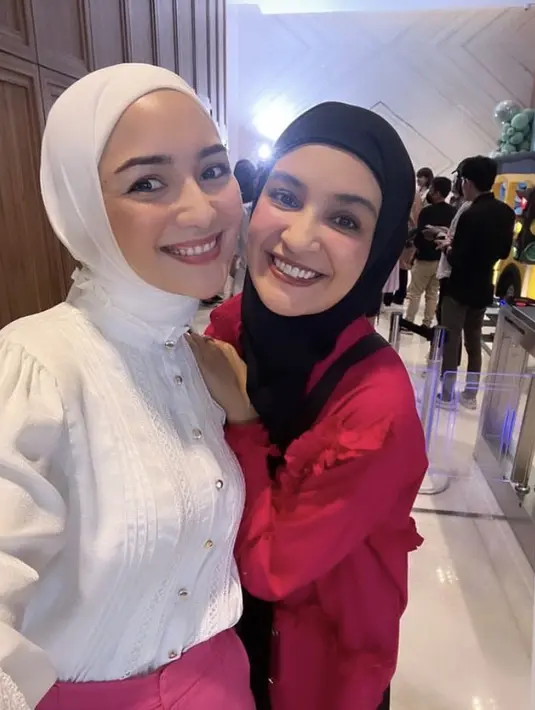 Berfoto bersama Citra Kirana, Shireen Sungkar hadir dengan atasan fuschia dipadukan celana dan kerudung hitam. [@citraciki]