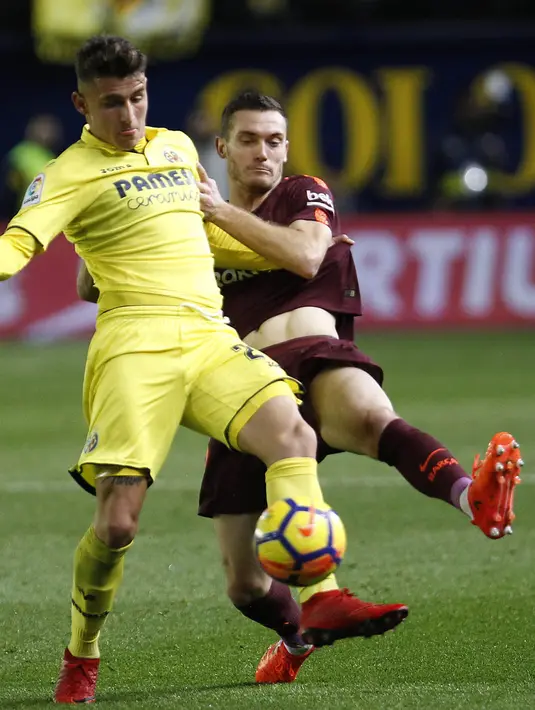 Bek Barcelona, Thomas Vermaelen, berusaha merebut bola dari gelandang Villarreal, Raba, pada laga La Liga, di Stadion De La Cerramica, Minggu (10/12/2017). Barcelona menang 2-0 atas Villarreal. (AP/Alberto Saiz)