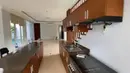 Bagian dapur dihiasi warna kayu natural. Bentuknya memanjang dan terasa cukup lega. [YouTube Patricia Gouw]