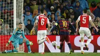 Lionel Messi saat 'mencongkel' bola lewati David Ospina (Reuters)