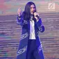 Aksi panggung Virzha saat tampil dalam ajang Liputan6 Awards 2019 di Jakarta, Sabtu (25/5). Liputan6 Awards 2019 bertajuk “Untukmu Indonesia tersebut merupakan program bakti kepada Indonesia sebagai bentuk kontribusi untuk bangsa terkait perdamaian. (Liputan6.com/Immanuel Antonius)