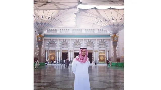 6 Potret Dimas Beck saat Umrah, Sempat Salat Gaib untuk Ashraf Sinclair