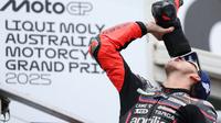 Pembalap&nbsp;Aprilia Racing, Marco Bezzecchi, berhasil meraih podium ketiga di MotoGP Australia yang berlangsung di&nbsp;Sirkuit Phillip Island, Minggu (19/10/2025) siang WIB. (AFP/Martin Keep)
