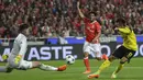 Pemain Dortmund, Pierre-Emerick Aubameyang melepaskan tembakan yang dihadang kiper Benfica  pada babak 16 besar Liga Champions di Luz stadium, Lisbon, (14/2/2017). Benfica menang 1-0.  (AP/Armando Franca)