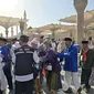 PPIH Arab Saudi memfasilitasi jemaah haji sakit yang sempat dirawat di KKHI untuk berziarah ke Masjid Nabawi, Madinah. (Foto: Humas Kemenag)