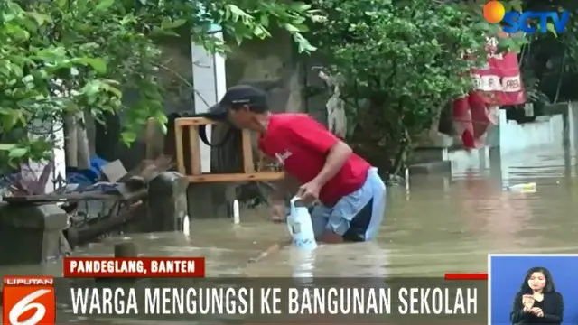 Meski demikian, sebagian warga tidak mengungsi dan terus berusaha membersihkansisa-sisa sampah yang terseret air saat banjir.
