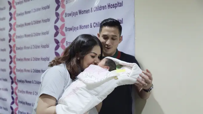 [Bintang] Nindy Ayunda dan suami