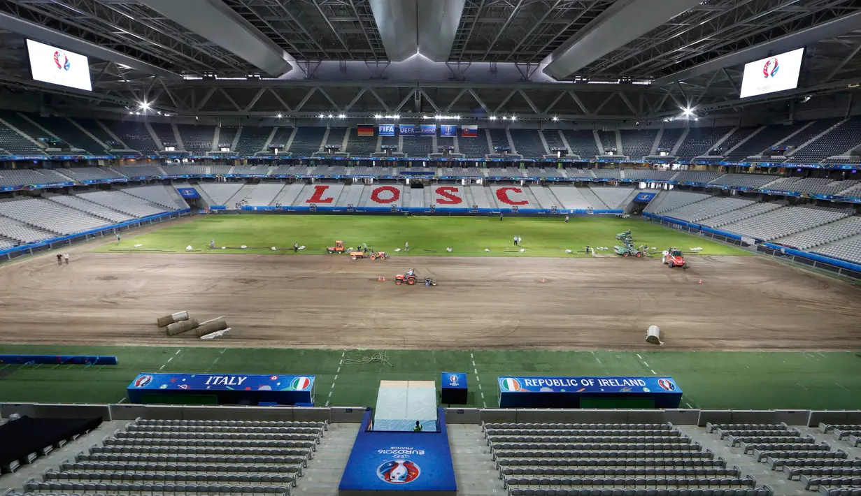 Suasana lapangan Stade Pierre Mauroy saat memperbaiki rumput lapangan bola jelang laga 16 besar dan final Piala Euro 2016 di Lille, Prancis, (23/6). (REUTERS/Carl Recine)
