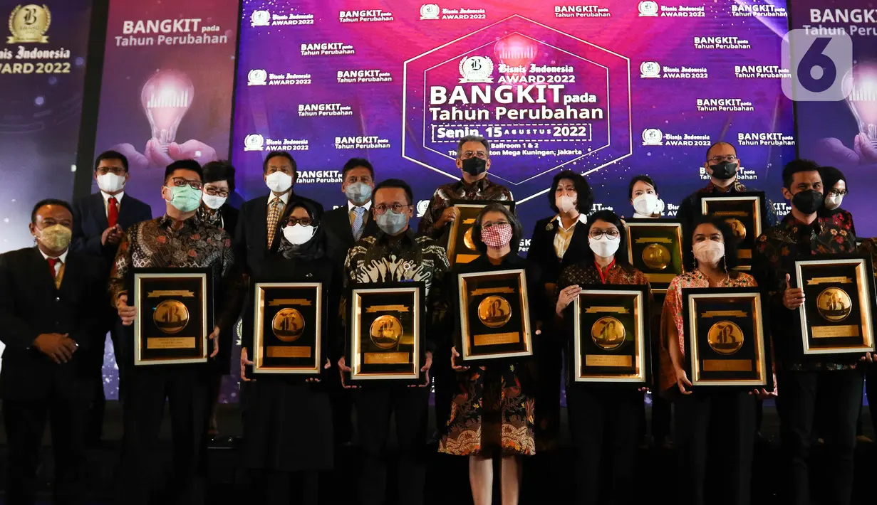Irnawati W. Kahardja (keempat kanan) selaku Head of Protocol and Public Affairs PT Surya Citra Media Tbk, berfoto bersama dalam penganugerahan Bisnis Indonesia Award (BIA) 2022 di Jakarta, Senin (15/8/2022). PT Surya Citra Media TBK mendapatkan penghargaan Bisnis Indonesia Award (BIA) 2022 dalam kategori Media dan Hiburan. (Liputan6.com/Herman Zakharia)