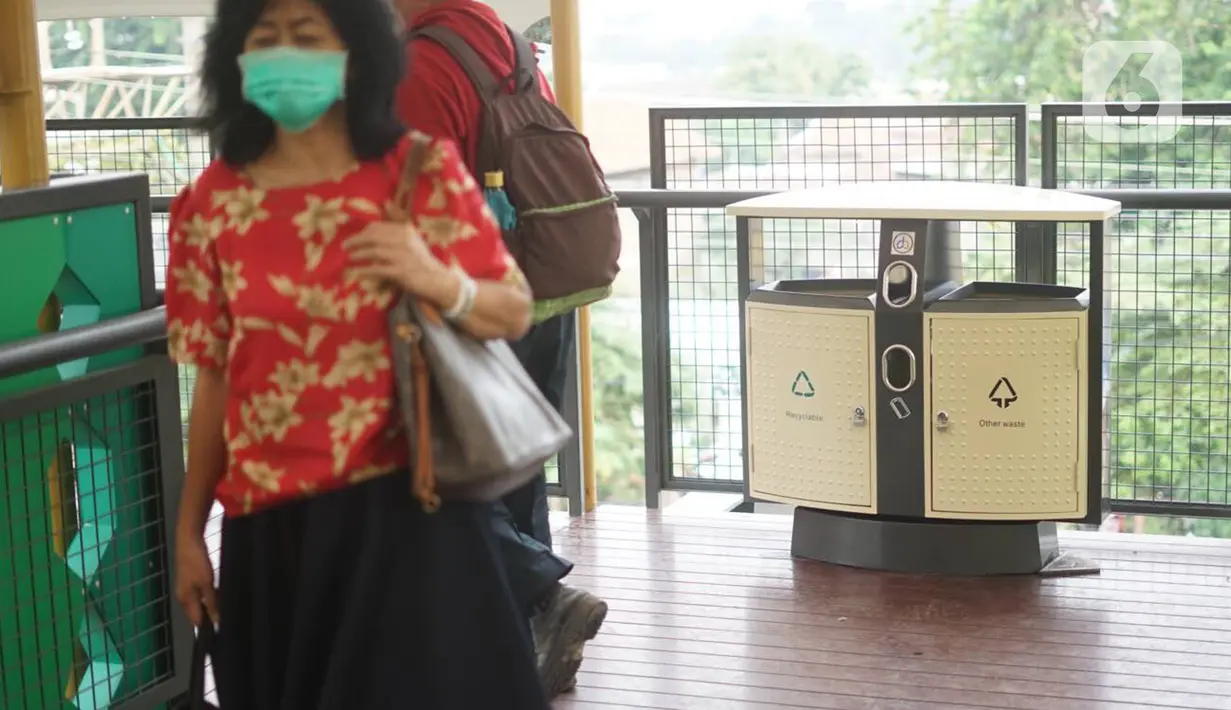 Tempat sampah tersedia di Jembatan Penyeberangan Orang (JPO) depan Stasiun Pasar Minggu, Jakarta, Kamis (9/1/2020). JPO yang juga dilengkapi dengan penutup dan lampu warna-warni tersebut menghubungkan Stasiun Pasar Minggu dengan pasar tradisional Pasar Minggu. (Liputan6.com/Immanuel Antonius)