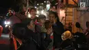 Warga berhamburan keluar rumah saat gempaberkekuatan 7 SR di Lombok dirasakan di kawasan Nusa Dua Bali, Minggu (5/8). Gempa mengguncang di kawasan Lombok Utara, Nusa Tenggara Barat (NTB). (Liputan6.com/Faizal Fanani)