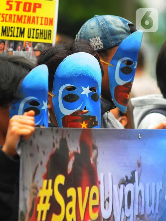 Aliansi Mahasiswa Islam menggelar aksi teatrikal di depan Kedubes China, Mega Kuningan, Jakarta, Jumat (3/2/2023). Dalam aksinya mereka juga meminta pemerintah China untuk menghentikan kekerasan terhadap umat muslim di China khususnya di Uighur serta masyarakat Tibet, Mongolia, Hongkong dan Taiwan. (merdeka.com/Imam Buhori)