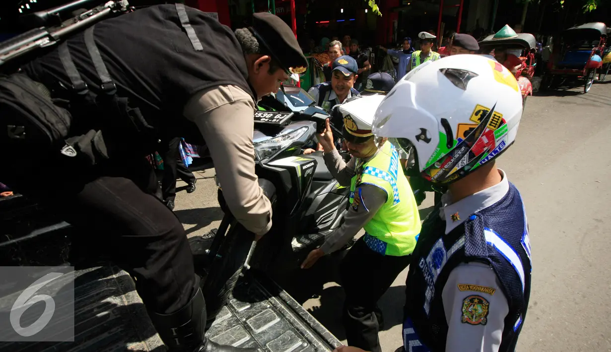 Petugas gabungan Polresta Yogyakarta dan Dishub mengangkut sepeda motor pada Operasi Progo Patuh di Jl Malioboro, Yogyakarta, Rabu (18/5). Operasi Patuh di gelar secara serempak di seluruh Indonesia hingga 29 Mei 2016. (Liputan6.com/Boy Harjanto)