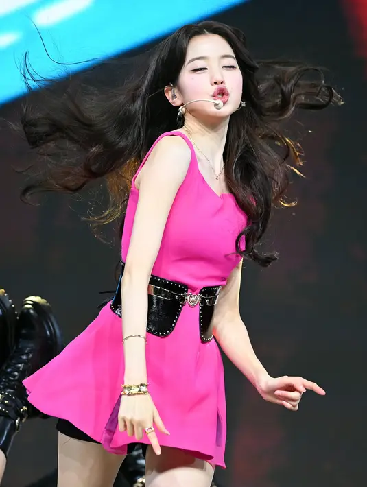 Ia pernah mengikuti Produce 48 dan berhasil lolos menjadi member grup IZ*ONE.