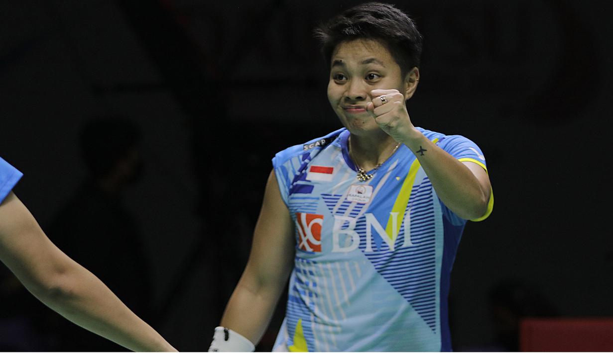 Apriyani/Siti Fadia tampil percaya diri di awal game pertama dan mampu memimpin dengan 5-1. Namun setelah itu mereka kehilangan 5 poin beruntun hingga tertinggal 5-6. Apriyani pun langsung melemparkan senyuman kepada Siti Fadia agar terus semangat. (Bola.com/Ikhwan Yanuar)