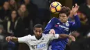 Bek Chelsea, Marcos Alonso, duel udara dengan gelandang Swansea, Wayne Routledge. Dalam laga ini The Blues memiliki sembilan kali kesempatan mencetak gol, sedangkan Swansea hanya sekali. (AFP/Glyn Kirk)