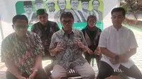 Presidium Majelis Wilayah Korps Alumni Himpunan Mahasiswa Islam (MW KAHMI) Jawa Barat dr Asad memberi keterangan pers kepada media terkait Pilkada serentak 2024. Foto (Liputan6.com / Panji Prayitno)