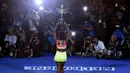 Serena Williams berpose dengan trofi juara Australia Terbuka 2015. (AP Photo/Andy Brownbill)