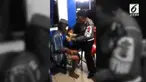 Seorang Polisi tengah menyuapi kakek renta penuh kasih sayang. Aksinya membuat haru warganet.