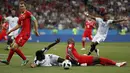 Pemain Kosta Rika, Joel Campbell (2kiri) dijegal pemain Swiss, Denis Zakaria pada laga grup E Piala Dunia 2018 di Nizhny Novgorod Stadium, Nizhny Novgorod, Rusia, (27/6/2018). Swiss bermain imbang 2-2. (AP/Natasha Pisarenko)