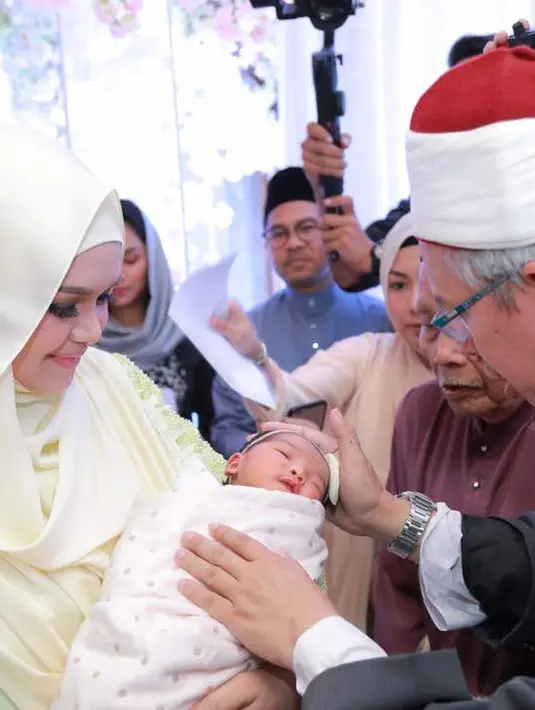Di usia tujuh harinya, Siti dan suami pun menggelar acara akikah sebagai bentuk menyambut kelahiran anaknya. Melewati serangkaian acara, anak Siti terlihat tidak rewel dan menikmati jalannya acara. (Instagram/ctdk)