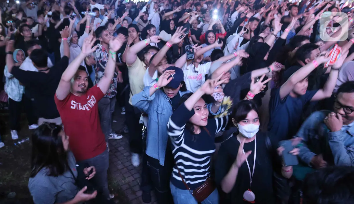 Ribuan penonton bergoyang mengikuti alunan musik ala Feel Koplo. (Liputan6.com/Herman Zakharia)